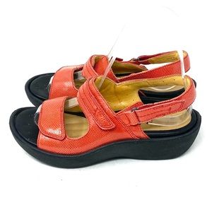 Clarks Sandals • Walking Shoes • SUPER COMFY w/Adjustable Straps •  Size 6 1/2